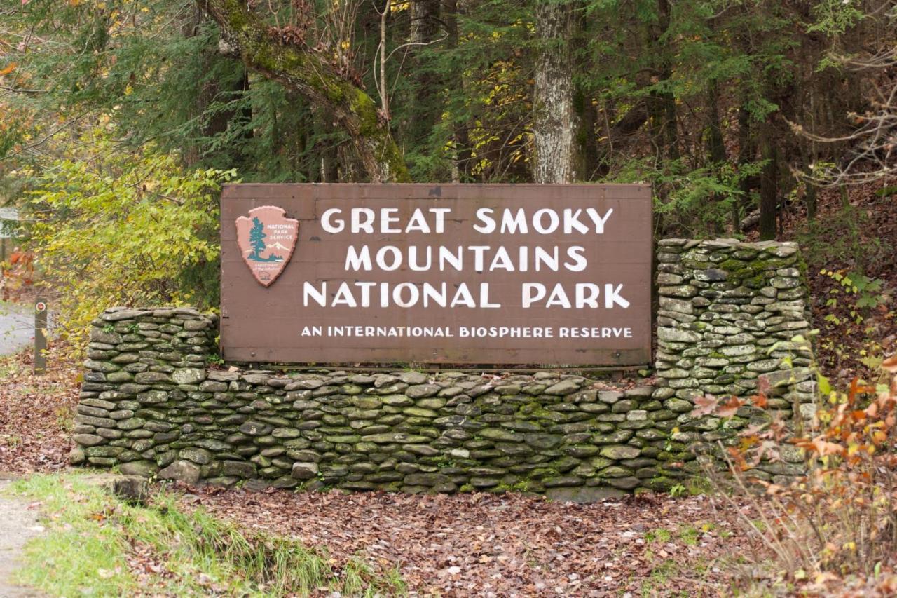Smoky Bear Lodge With Guest House, Hot Tub, 1089 Free Tickets Each Paid Day, Dollywood And More Sevierville Exterior foto