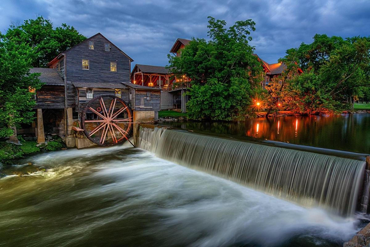 Smoky Bear Lodge With Guest House, Hot Tub, 1089 Free Tickets Each Paid Day, Dollywood And More Sevierville Exterior foto