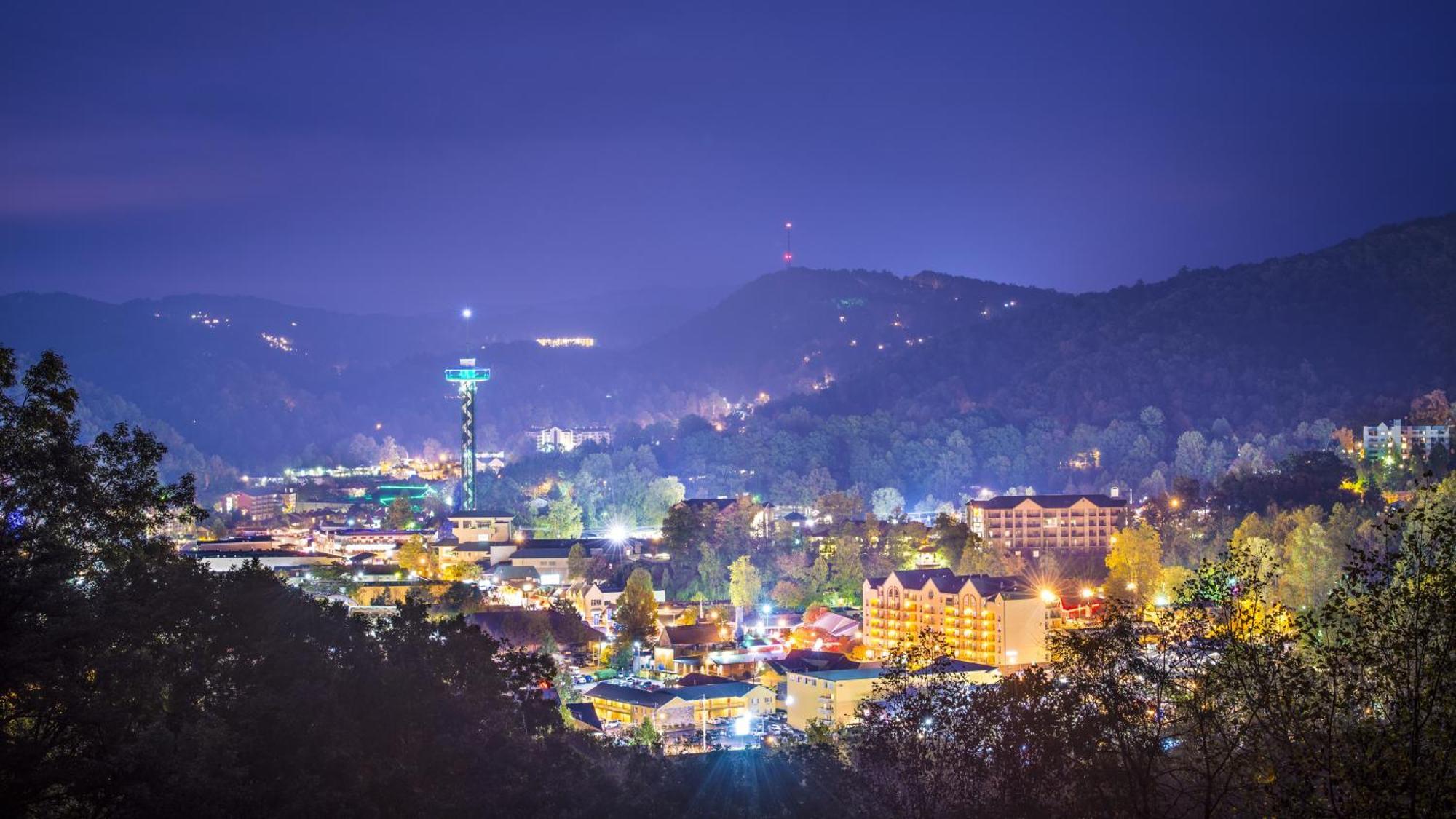 Smoky Bear Lodge With Guest House, Hot Tub, 1089 Free Tickets Each Paid Day, Dollywood And More Sevierville Exterior foto