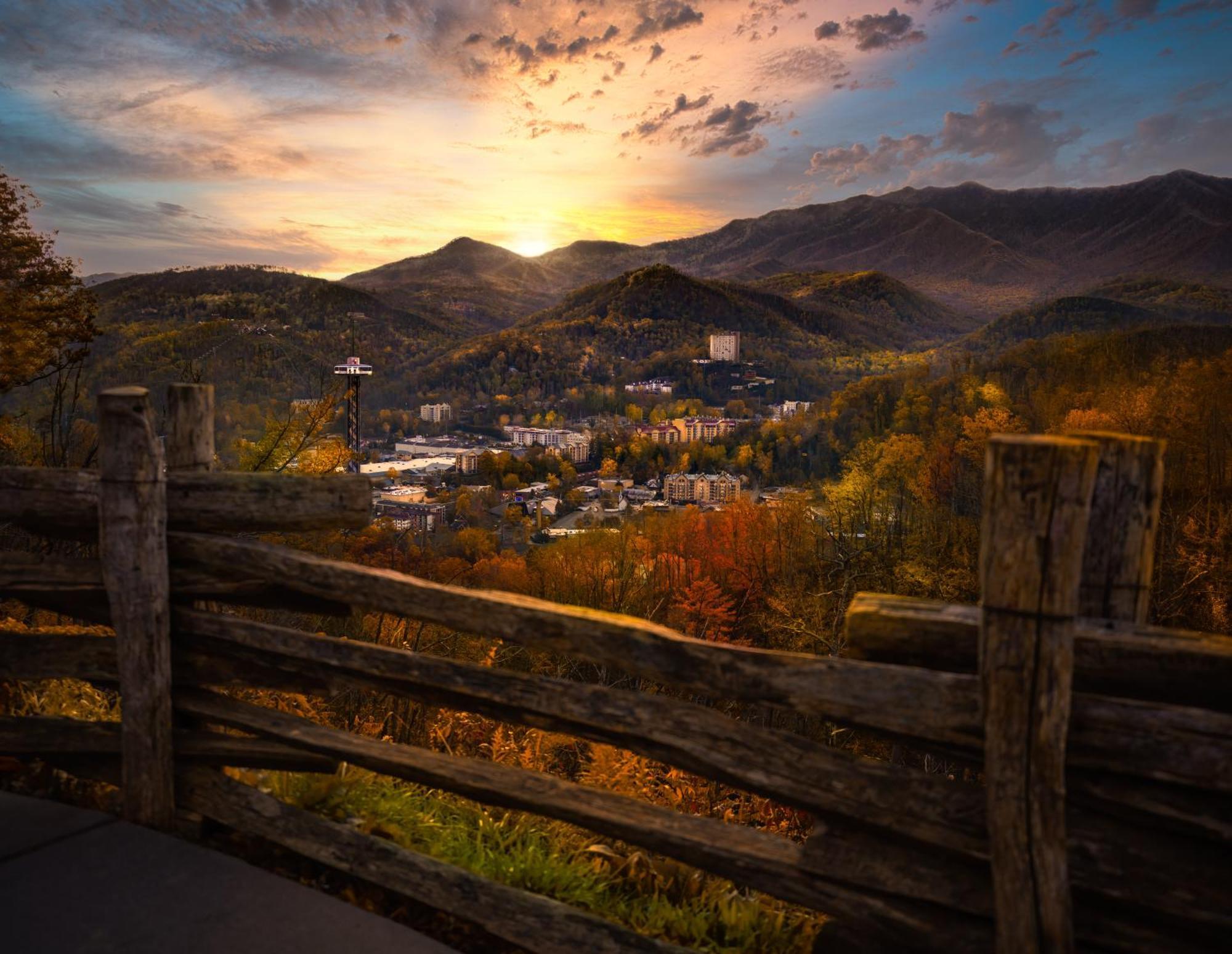 Smoky Bear Lodge With Guest House, Hot Tub, 1089 Free Tickets Each Paid Day, Dollywood And More Sevierville Exterior foto