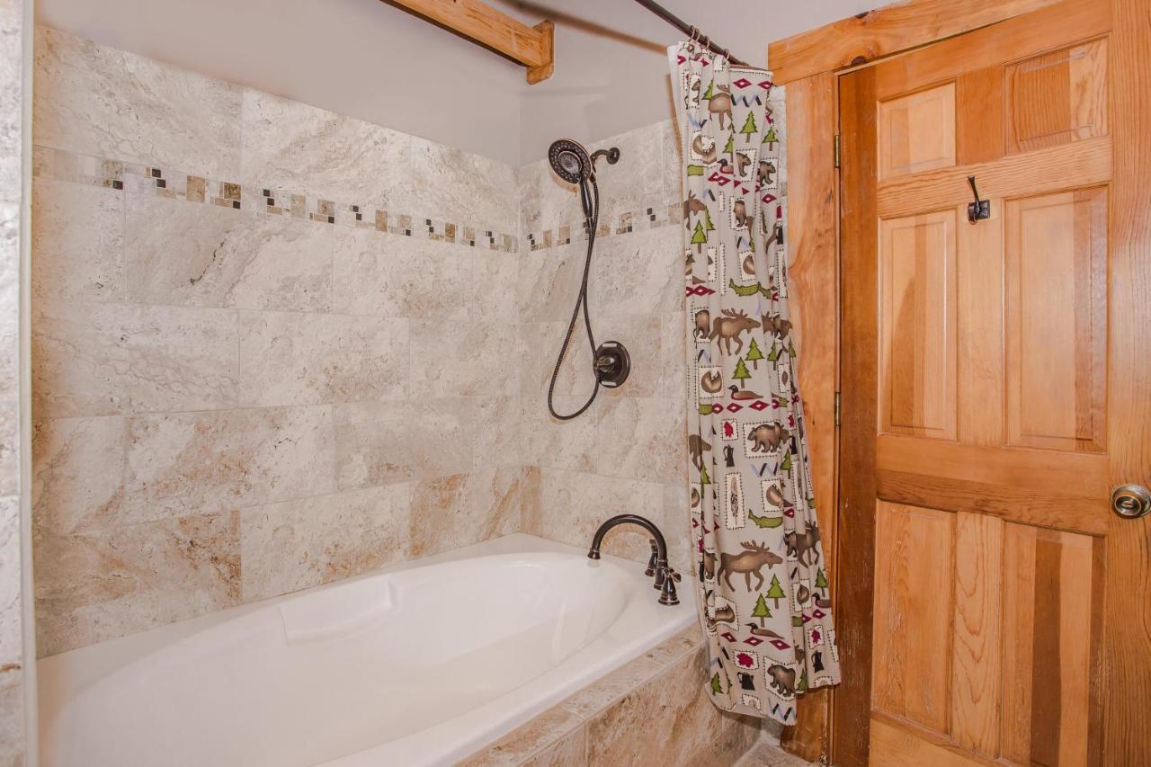 Smoky Bear Lodge With Guest House, Hot Tub, 1089 Free Tickets Each Paid Day, Dollywood And More Sevierville Exterior foto